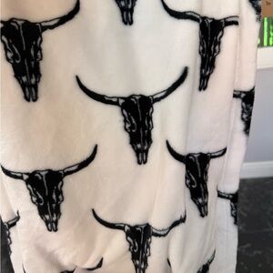 White Blanket with Black Bull Skull Pattern throw